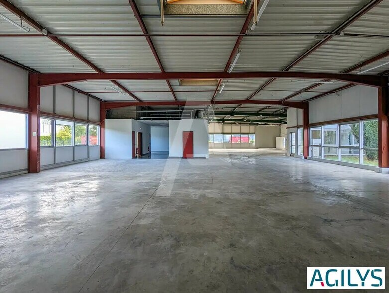 Local d’activités dans  à louer - Photo de l’immeuble – Image 1 sur 13