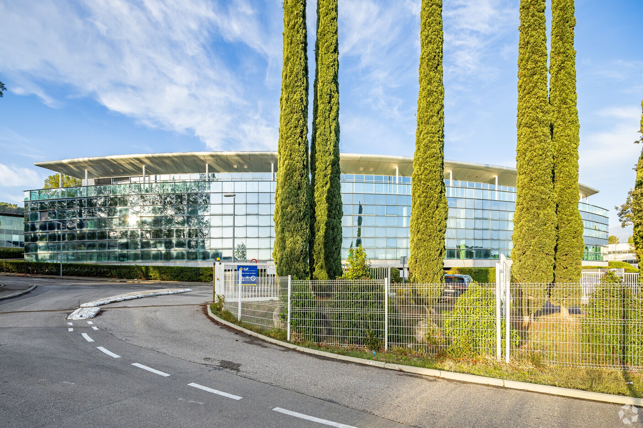 430 Rue Pierre Simon Laplace, Aix-en-Provence à louer Photo principale– Image 1 sur 4