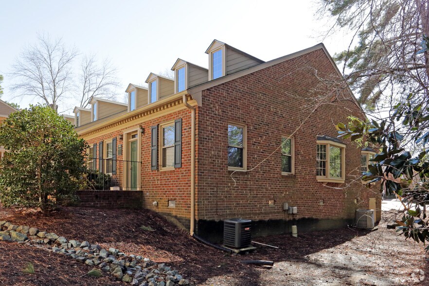 1829 E Franklin St, Chapel Hill, NC à louer - Photo de l’immeuble – Image 3 sur 14