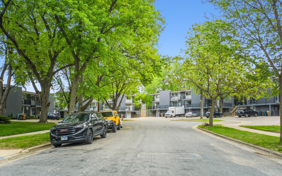1109 Catalpa Cir, Madison, WI à vendre - Photo de l’immeuble – Image 2 sur 10