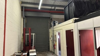 Hawkes Dr, Warwick à louer Photo intérieure– Image 1 sur 3