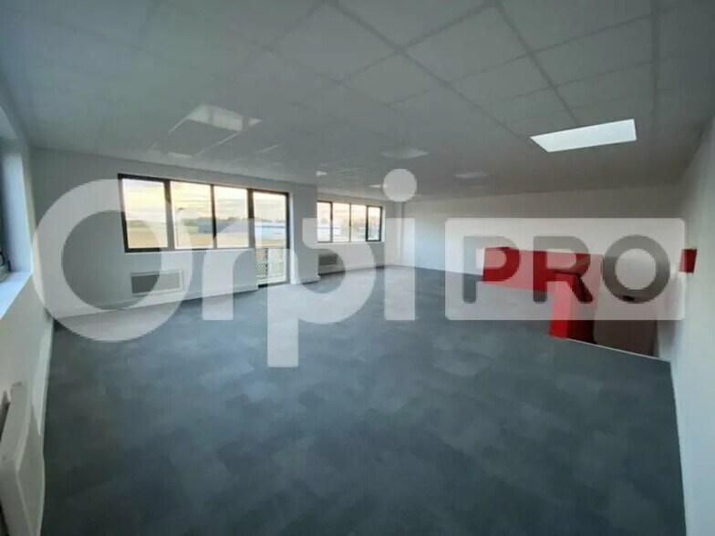 Local d'activités dans Villebon-sur-Yvette à vendre - Photo de l’immeuble – Image 3 sur 5