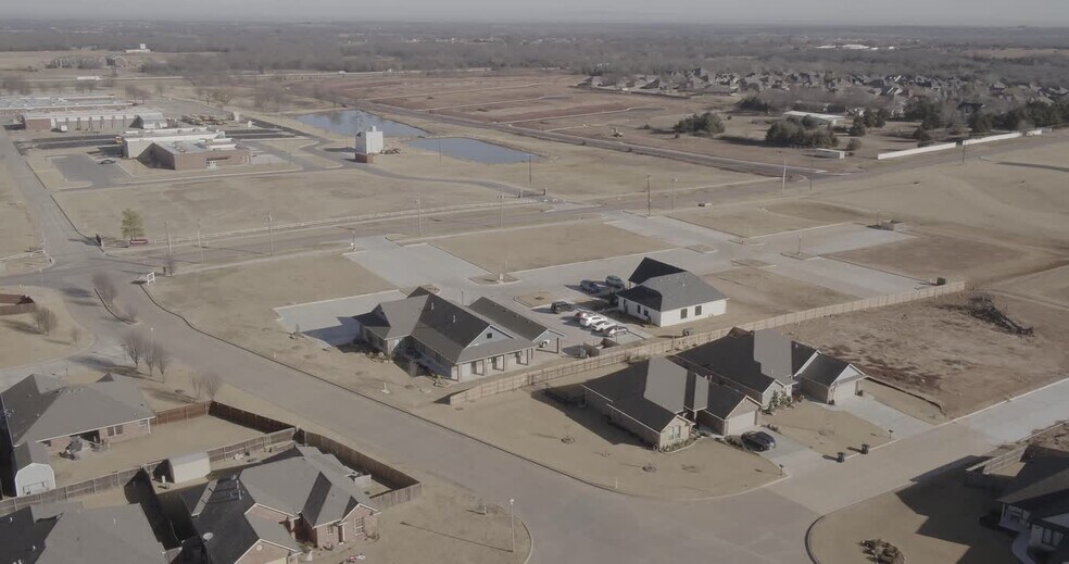 1305-1367 E 45th St, Shawnee, OK à vendre - Vidéo sur l’annonce professionnelle – Image 3 sur 12