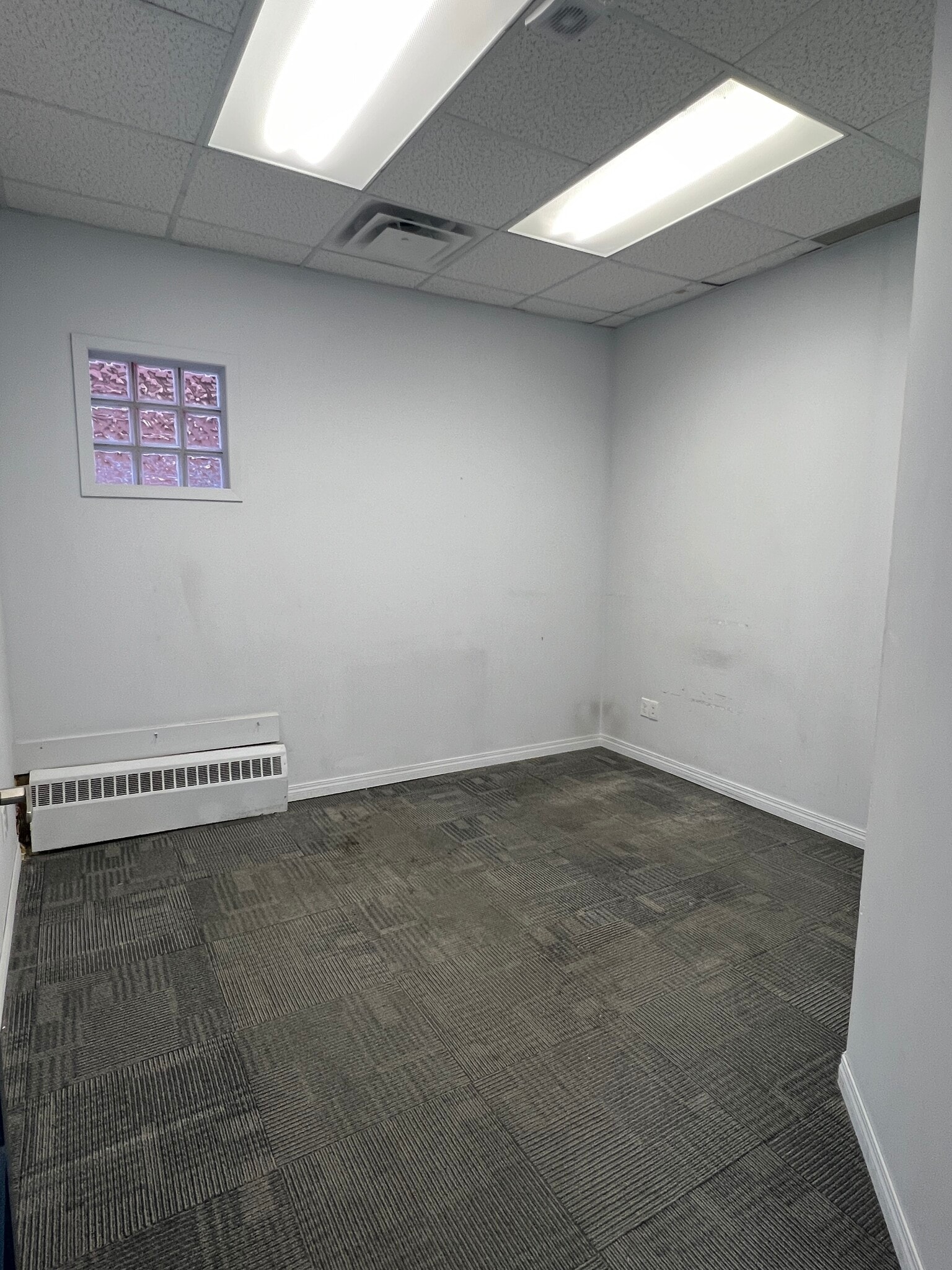 112 16 Av NW, Calgary, AB à louer Photo intérieure– Image 1 sur 8