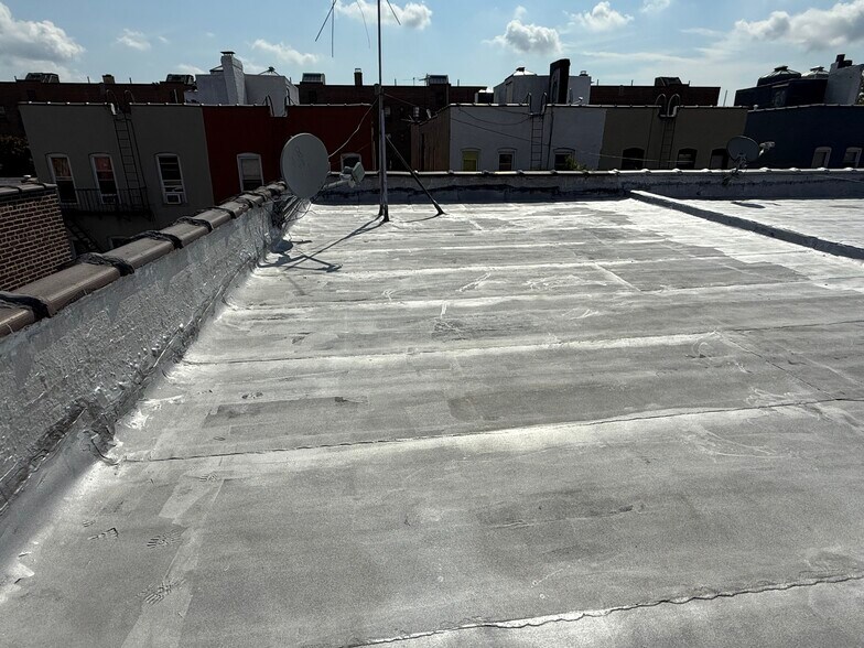 4715 47th St, Woodside, NY à vendre - Photo de l’immeuble – Image 3 sur 13