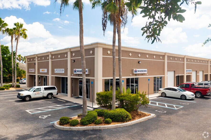 1001 Corporate Ave, North Port, FL à louer - Photo de l’immeuble – Image 3 sur 8