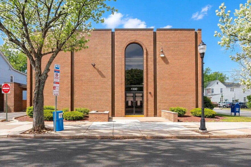 1300 Hamilton Ave, Trenton, NJ à vendre - Vidéo sur l’annonce professionnelle – Image 2 sur 31