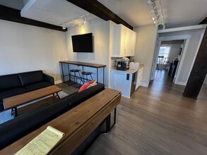 203 Harrison St SE, Leesburg, VA à louer Photo intérieure– Image 2 sur 12