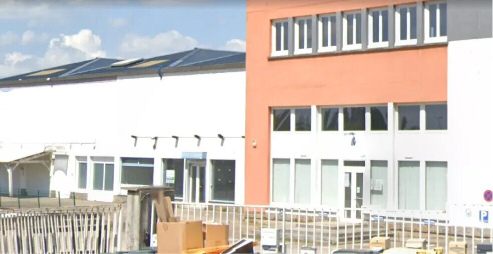 Local d’activités dans Amfreville-la-Mi-Voie à louer - Photo de l’immeuble – Image 2 sur 6
