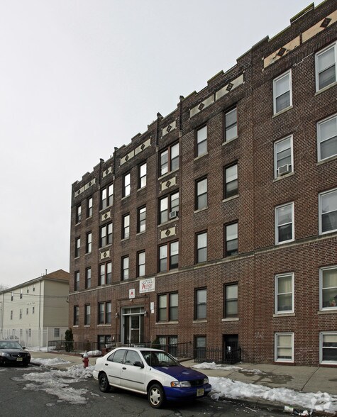 117 Corbin Ave, Jersey City, NJ à vendre - Photo principale – Image 1 sur 3