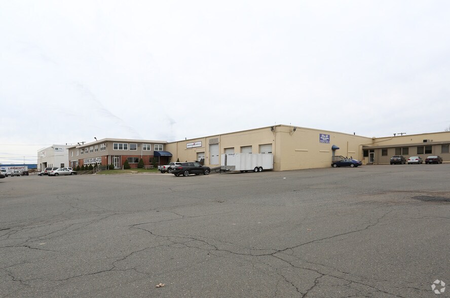 222 Universal Dr, North Haven, CT à louer - Photo de l’immeuble – Image 3 sur 11