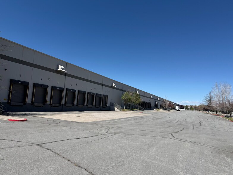 475 Lillard Dr, Sparks, NV à louer - Photo de l’immeuble – Image 2 sur 2