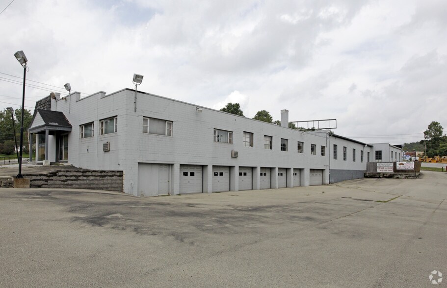 1044 University Dr, Connellsville, PA à vendre - Photo de l’immeuble – Image 1 sur 2