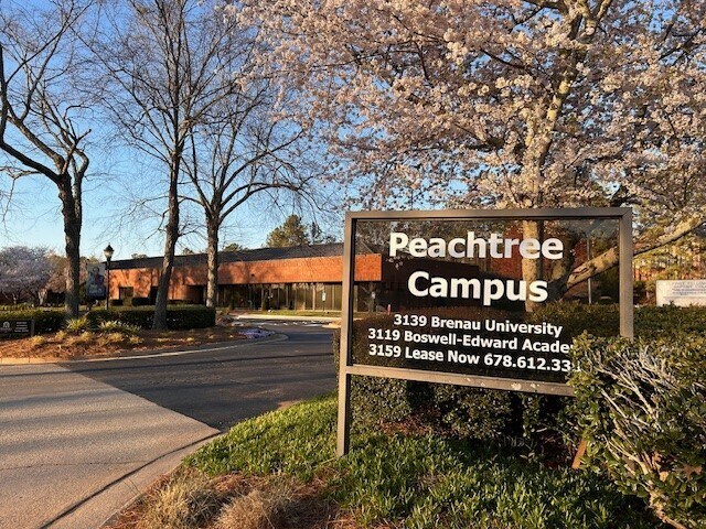 3159 Campus Dr, Norcross, GA à louer - Photo de l’immeuble – Image 2 sur 28