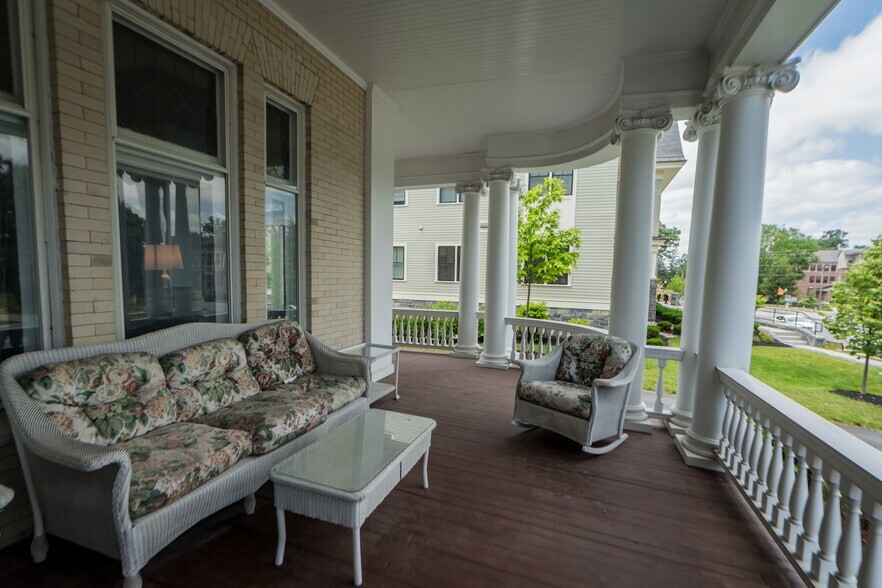 48 Union Ave, Saratoga Springs, NY à vendre - Photo de l’immeuble – Image 2 sur 36