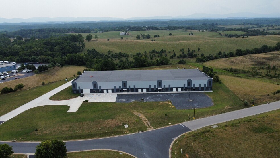 101 Industry Way, Staunton, VA à louer - Photo de l’immeuble – Image 3 sur 8