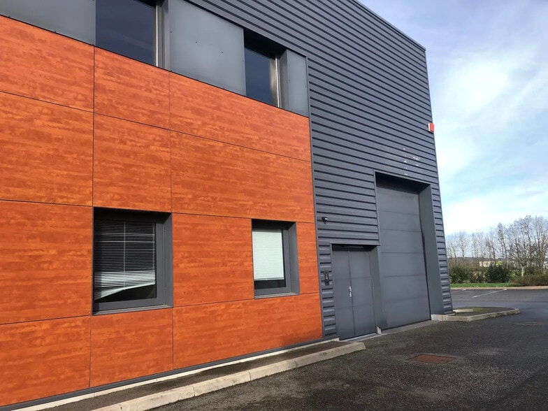 Local d’activités dans MONTFORT-L'AMAURY à louer - Photo de l’immeuble – Image 2 sur 7