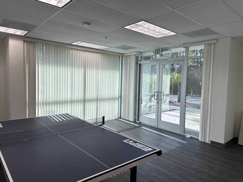 2420 Celsius Ave, Oxnard, CA à louer - Photo de l’immeuble – Image 3 sur 23