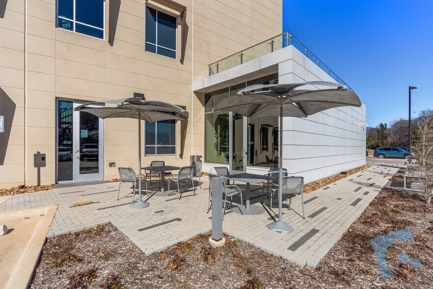 2101 Westpark Ct, Euless, TX à louer - Photo de l’immeuble – Image 2 sur 22