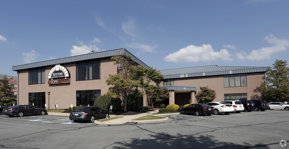 215-230 Granite Run Dr, Lancaster, PA à louer - Photo de l’immeuble – Image 2 sur 2