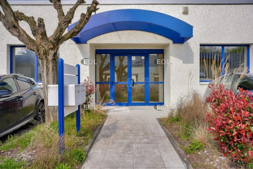 Local d’activités dans Saint-Genis-Laval à louer - Photo de l’immeuble – Image 2 sur 7