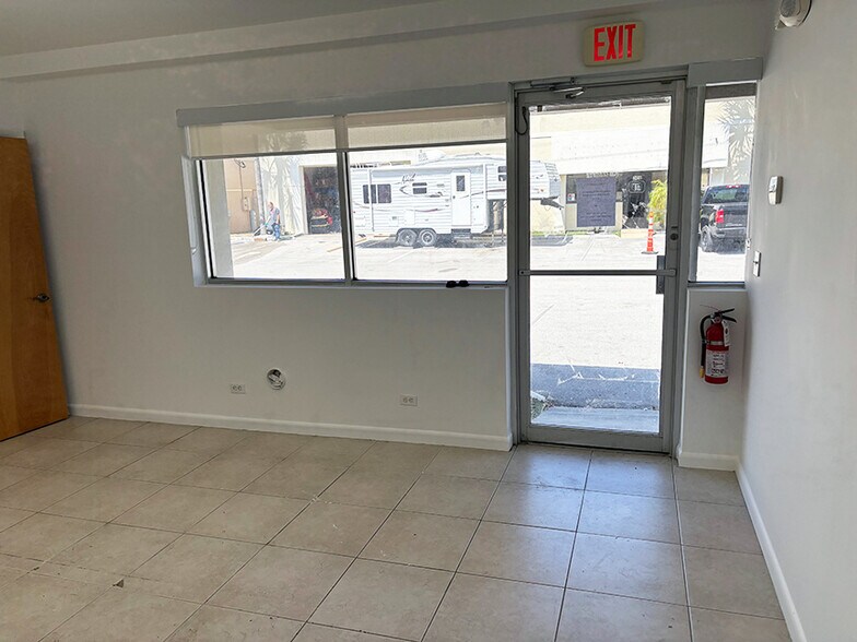 3464 SW 15th St, Deerfield Beach, FL à louer - Photo de l’immeuble – Image 3 sur 8