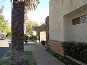 313 W F St, Ontario, CA à louer Photo intérieure– Image 2 sur 14