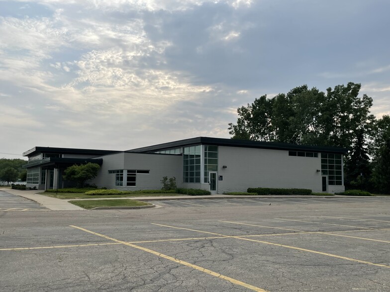 3350 Broadmoor Ave SE, Grand Rapids, MI à louer - Photo de l’immeuble – Image 2 sur 4