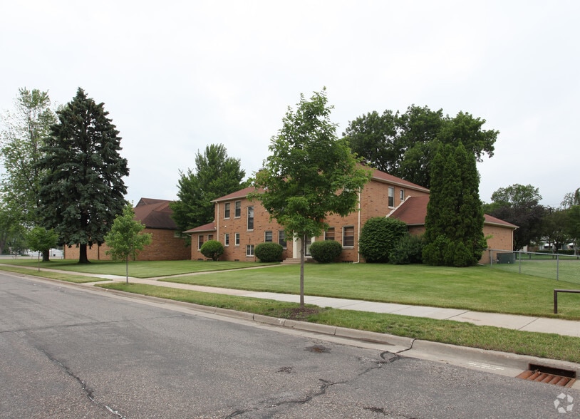 5140 Fremont Ave N, Brooklyn Center, MN à louer - Photo de l’immeuble – Image 2 sur 4