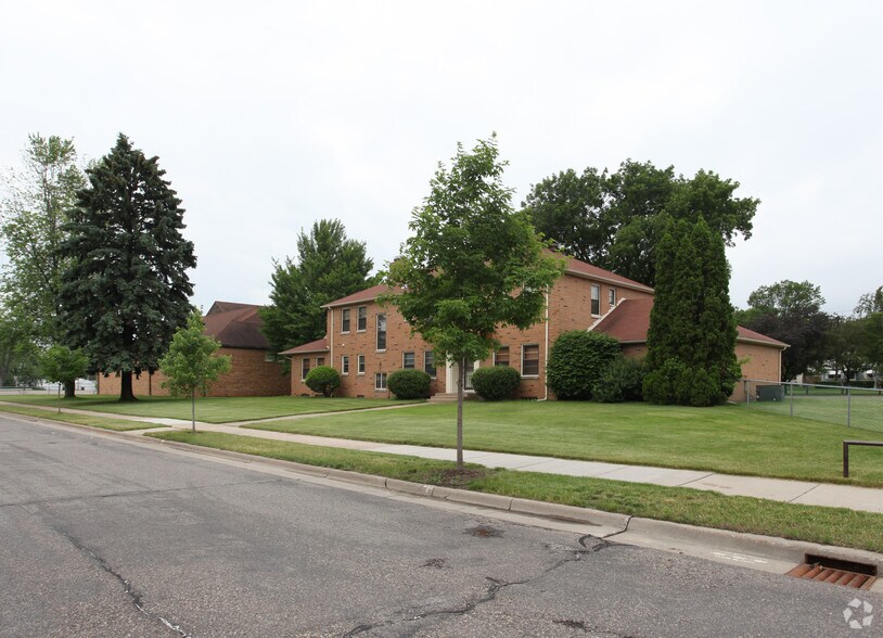 5140 Fremont Ave N, Brooklyn Center, MN à vendre - Photo de l’immeuble – Image 3 sur 4