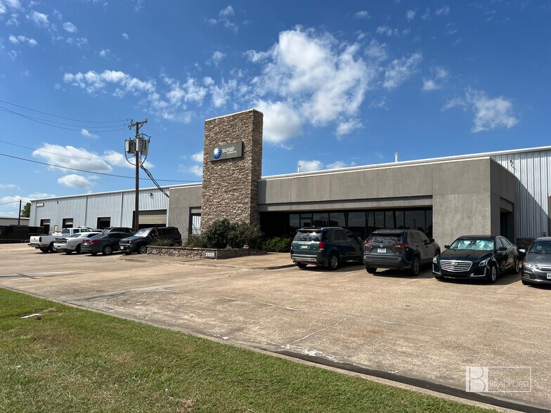 2525 Minnis Dr, Haltom City, TX à vendre - Photo de l’immeuble – Image 2 sur 21