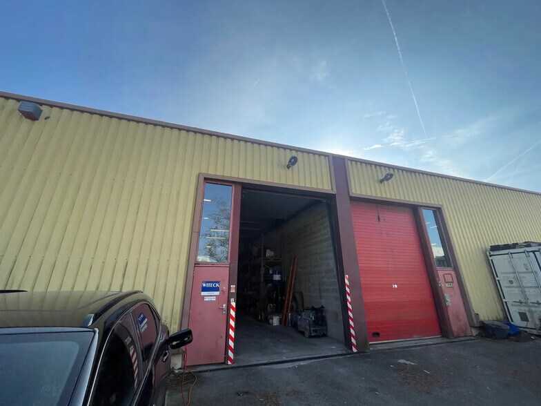 Local d'activités dans Magny-les-Hameaux à vendre - Photo de l’immeuble – Image 2 sur 9