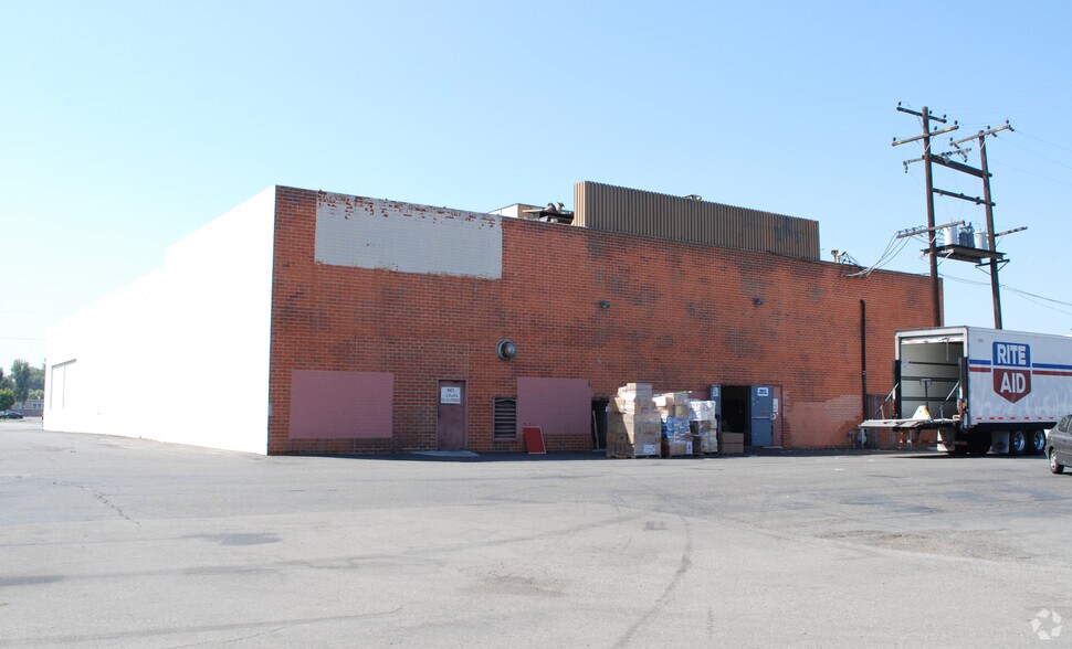 1701 W Orangethorpe Ave, Fullerton, CA à louer - Photo de l’immeuble – Image 3 sur 7