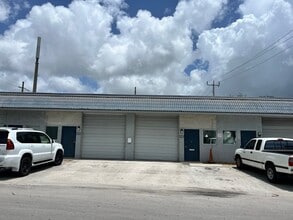 2696 NW 31st Ave, Lauderdale Lakes, FL à louer Photo de l’immeuble– Image 1 sur 5