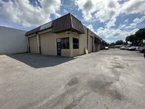 4201-4237 NW 37th Ave, Miami, FL à louer Photo de l’immeuble– Image 1 sur 7