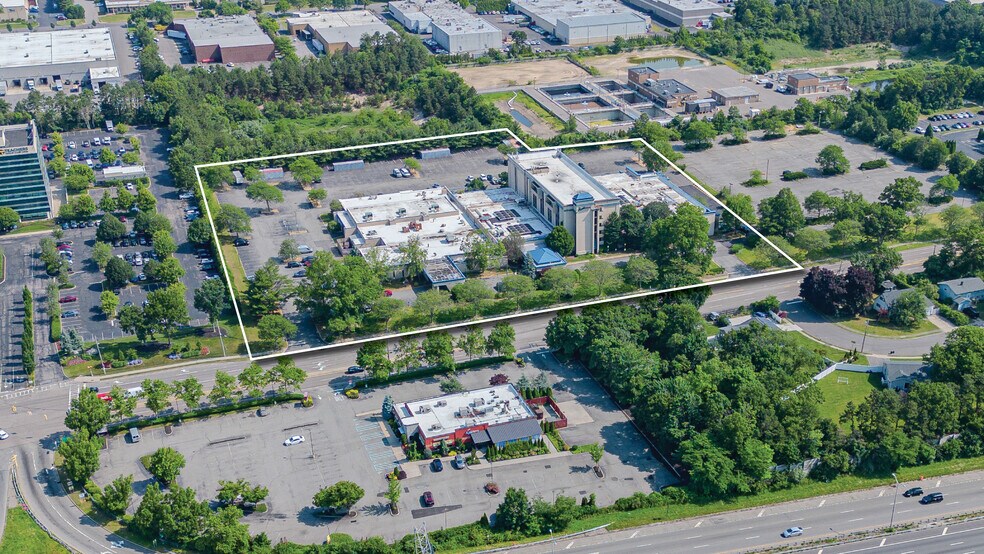 110 Motor Pky, Hauppauge, NY à vendre - Photo de l’immeuble – Image 3 sur 7