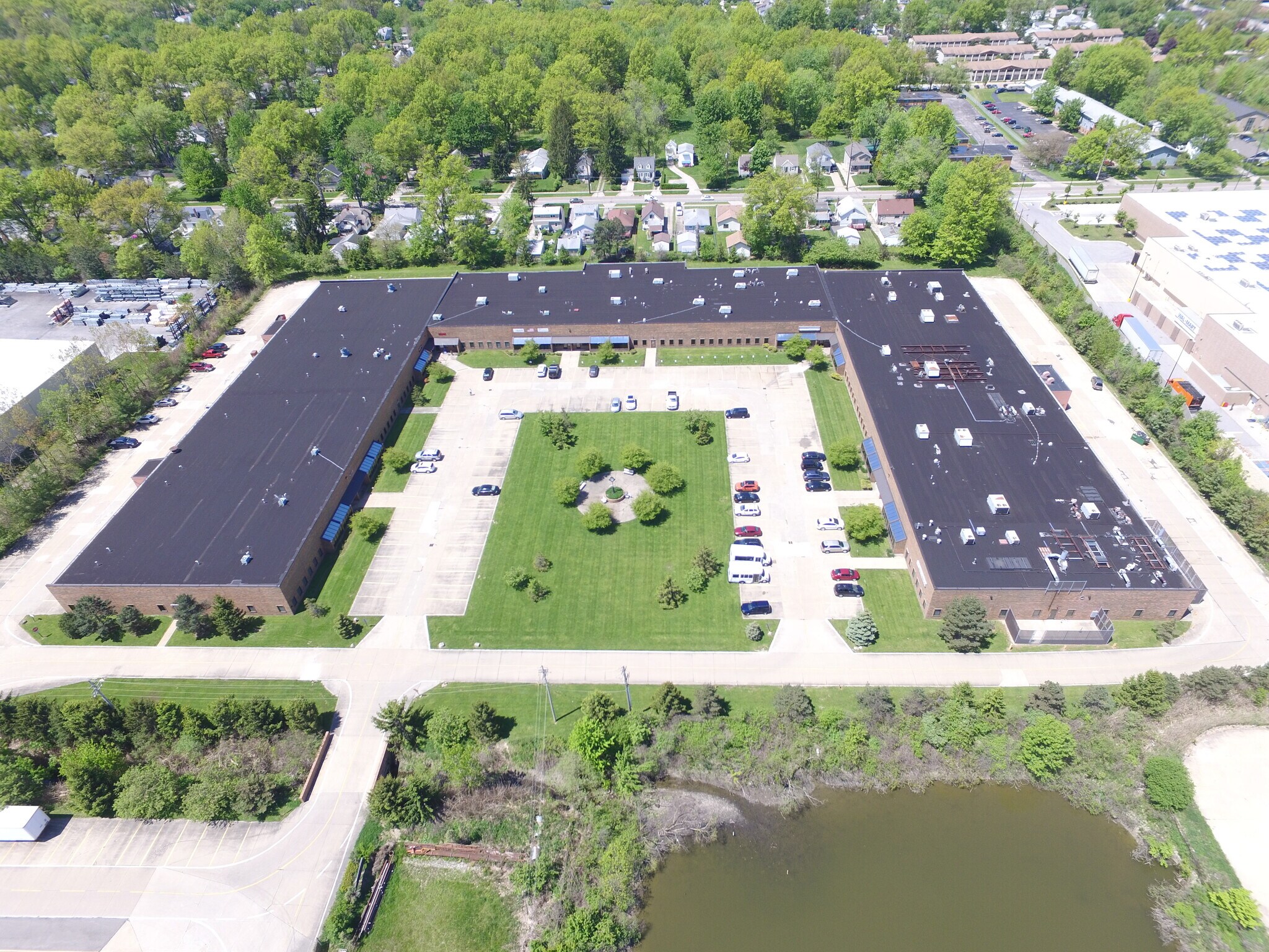 34099 Melinz Pky, Eastlake, OH à louer Photo de l’immeuble– Image 1 sur 13