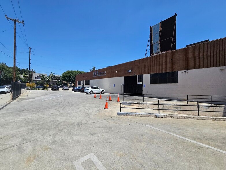 777 E Washington Blvd, Los Angeles, CA à vendre - Photo de l’immeuble – Image 3 sur 23