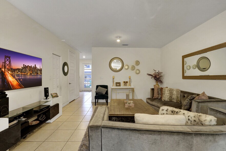 15809 NW 91st Ct, Miami Lakes, FL à vendre - Photo intérieure – Image 3 sur 3