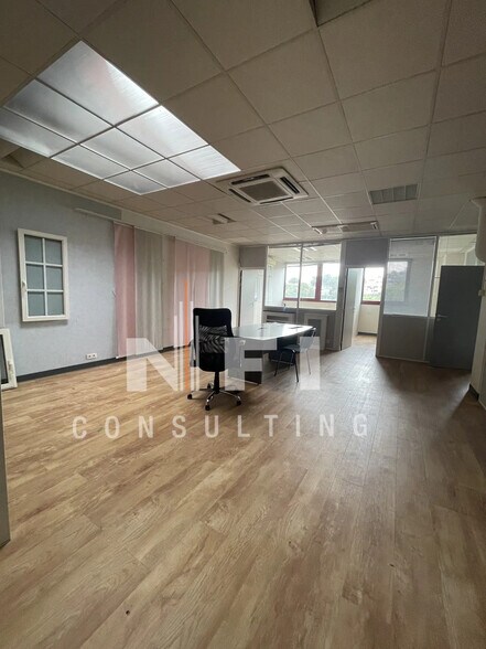 Bureau dans Vallauris à louer - Photo de l’immeuble – Image 3 sur 5