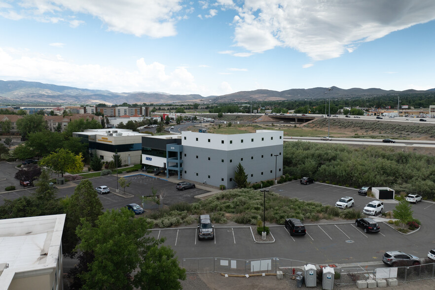 515 Double Eagle Ct, Reno, NV à vendre - Photo de l’immeuble – Image 3 sur 9