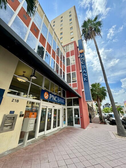 218 Datura St, West Palm Beach, FL à louer - Photo de l’immeuble – Image 2 sur 9