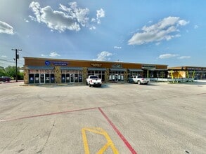 1502 W Oaklawn Dr, Pleasanton, TX à louer Photo de l’immeuble– Image 1 sur 3