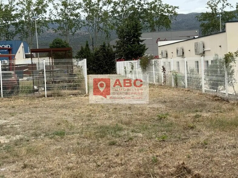 Local d’activités dans Prades à louer - Photo de l’immeuble – Image 3 sur 6