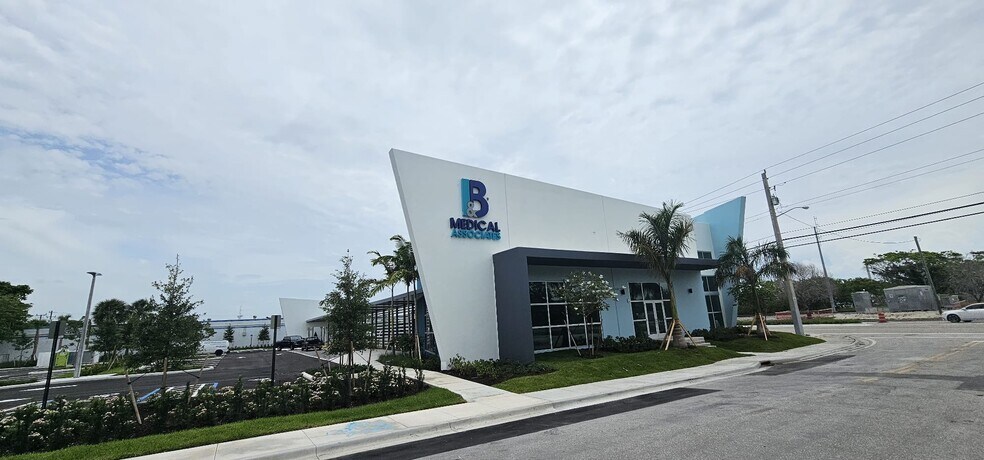101 NW 12th St, Pompano Beach, FL à louer - Photo de l’immeuble – Image 3 sur 7
