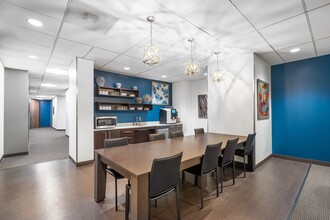 100 Crescent Ct, Dallas, TX à louer Photo intérieure– Image 1 sur 7