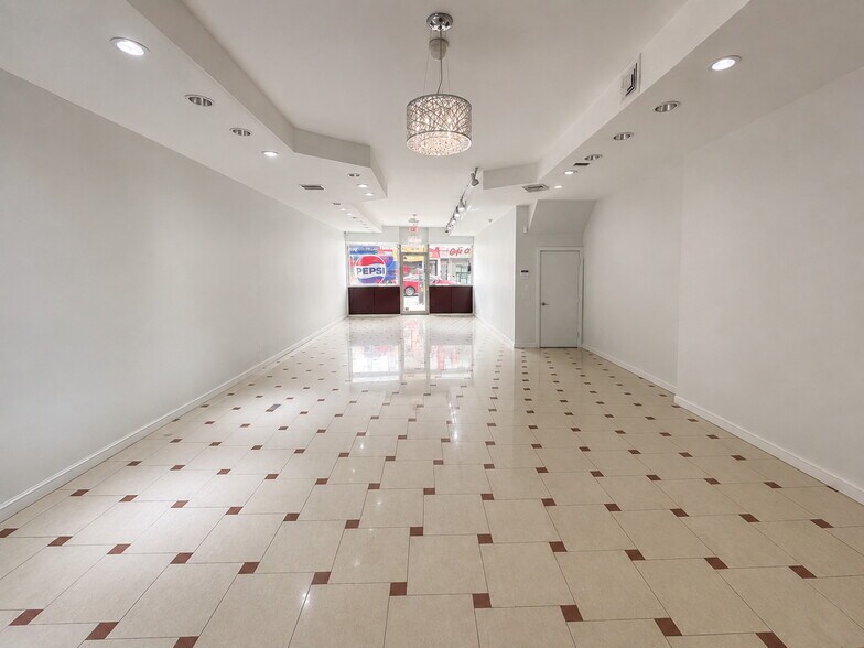 6610 Fresh Pond Rd, Ridgewood, NY à louer - Photo de l’immeuble – Image 2 sur 7