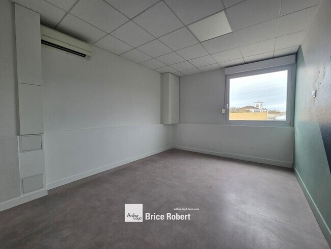 Plus de détails pour 28 Rue De La République, Décines-Charpieu - Bureau à louer