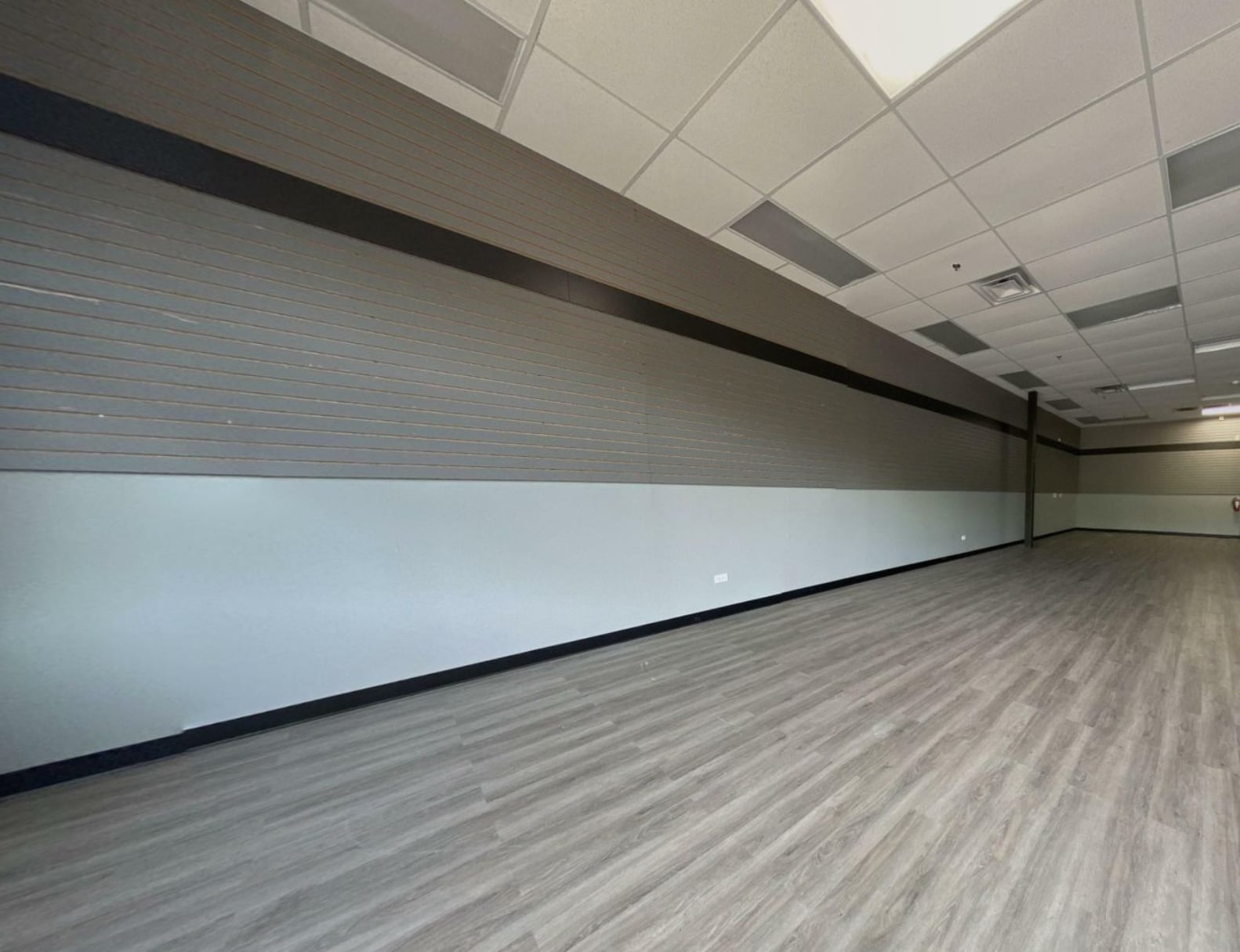1040-1060 S Sutton Rd, Streamwood, IL à louer Photo intérieure– Image 1 sur 2