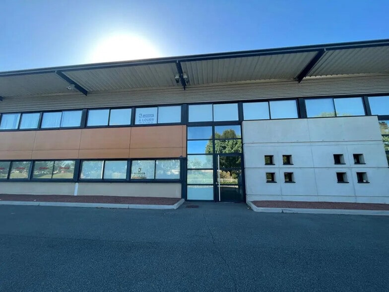 Local d’activités dans Roanne à louer - Photo de l’immeuble – Image 1 sur 8